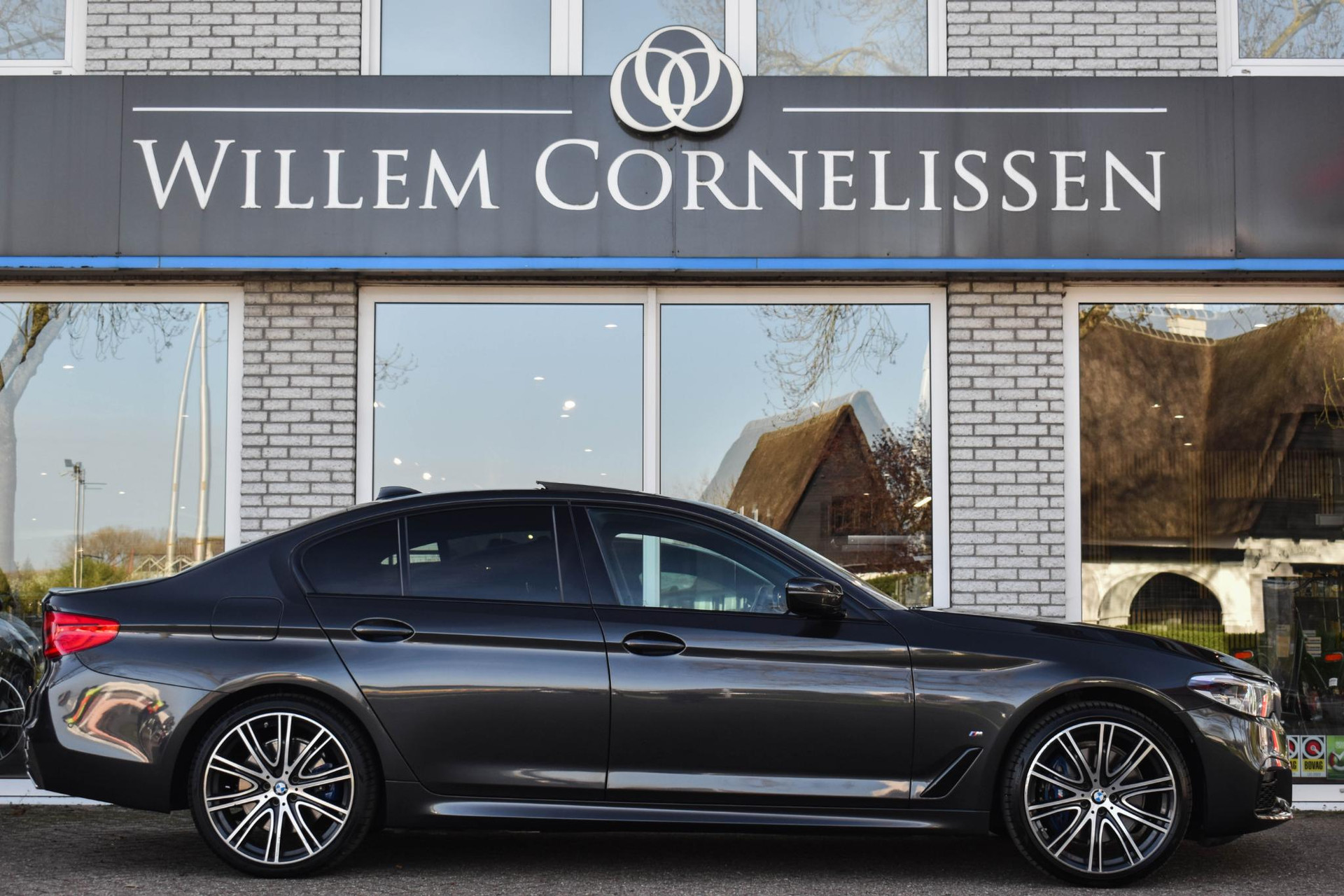 52672730-2.jpg