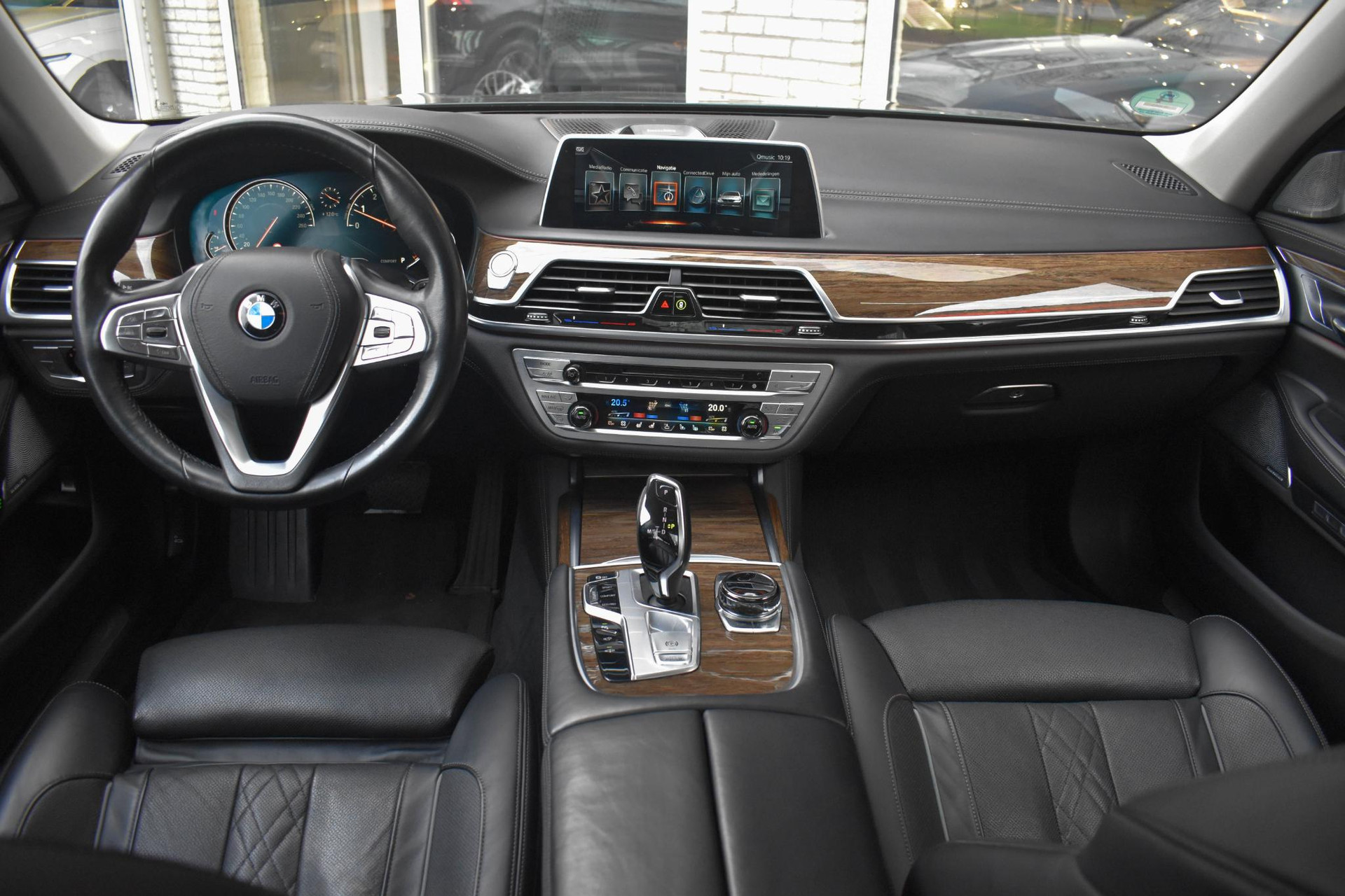 53068736-1.jpg