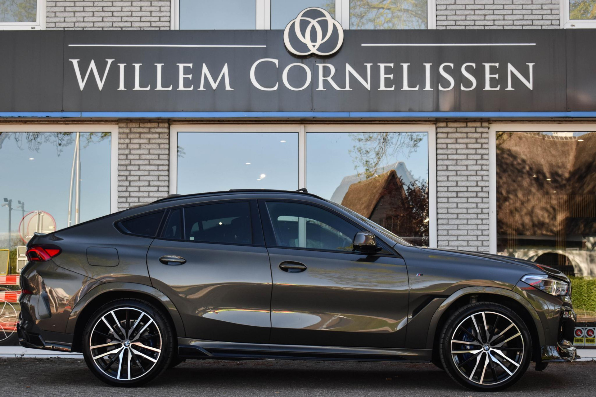 53115802-2.jpg