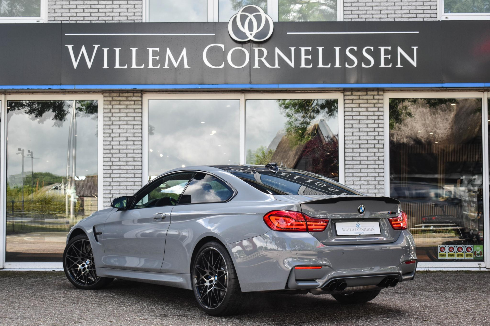 54254069-3.jpg