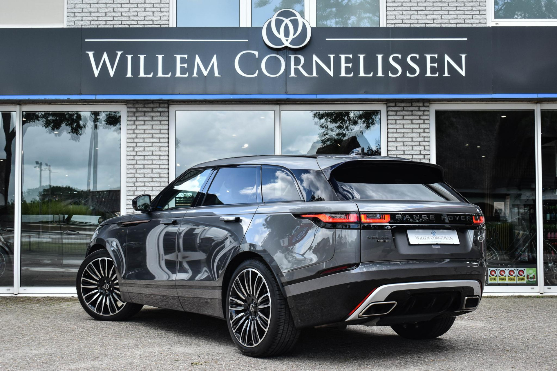 54745116-3.jpg