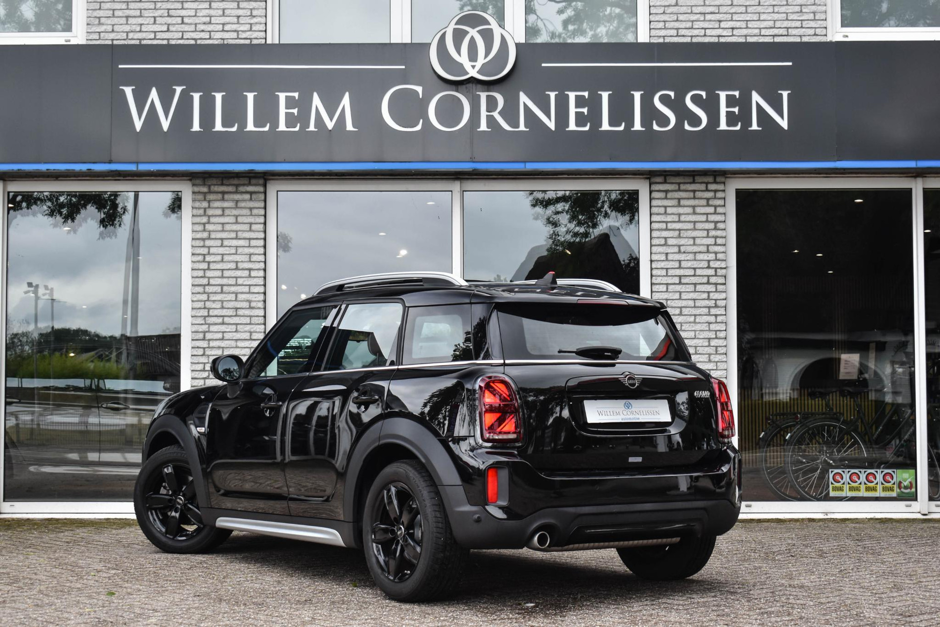 55711953-3.jpg