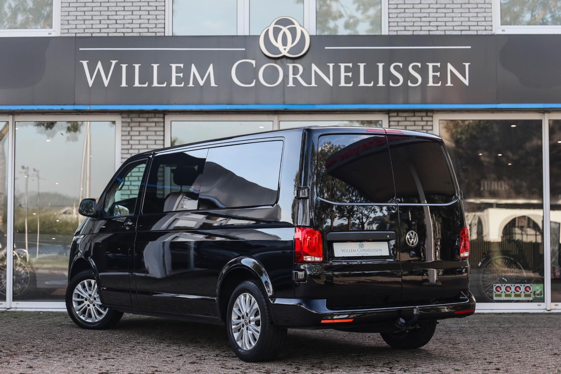 57207874-3.jpg